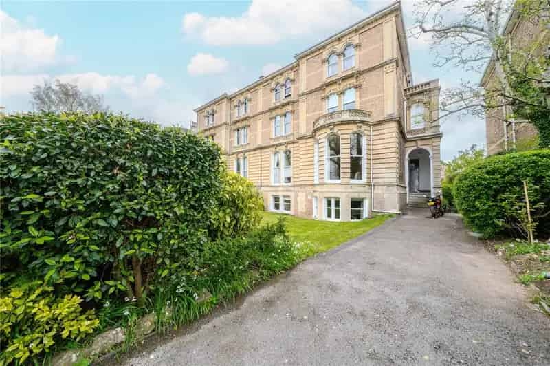 2 Bedroom Apartment for Sale in Clifton
