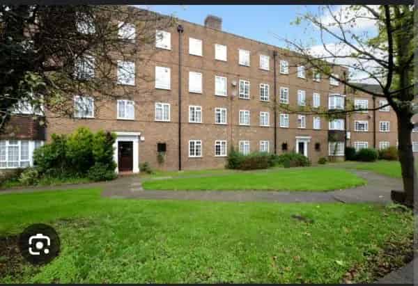 2 Bedroom Ground Floor Flat Near Cheam Station