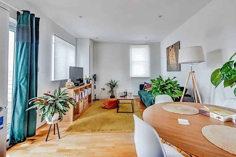 Two Double Bedroom Apartment in Horley Near Station