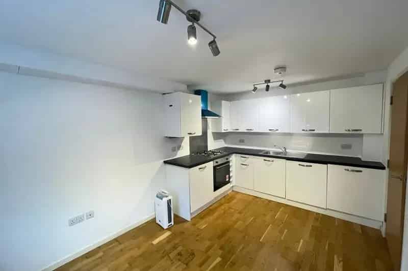 One Bedroom Apartment Near Adeyfield Shops