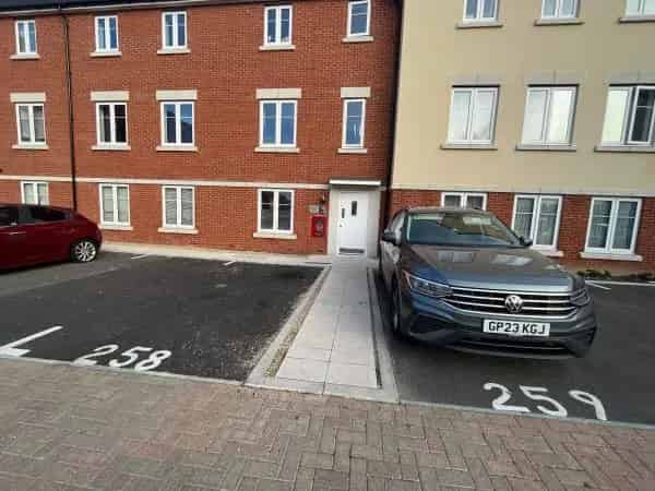 2 Bed Ground Floor Flat Near Park and School