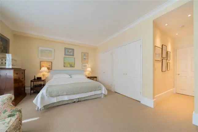 Flat for sale in St James's Gardens, London W11