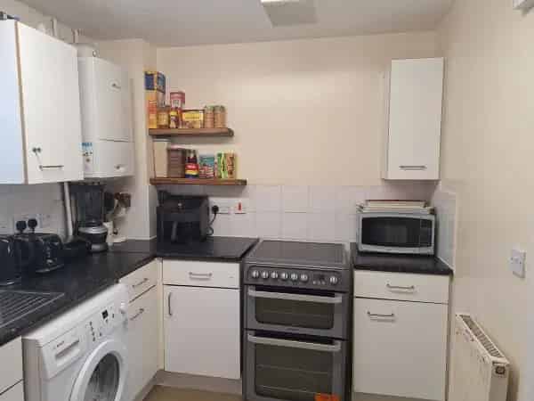 2 Double Bedroom House Near Schools and Station