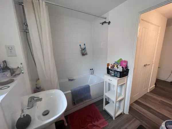 Flat For Rent in Waverley, England