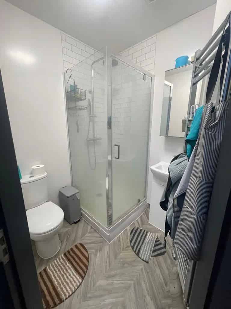 Stylish Studio with Ensuite Great Transport Links Available End of Month