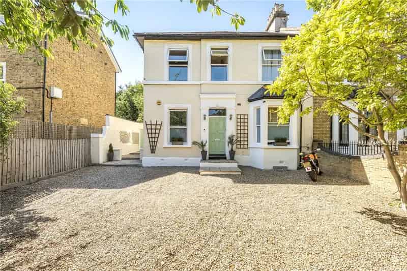 6 bedroom house in Sydenham