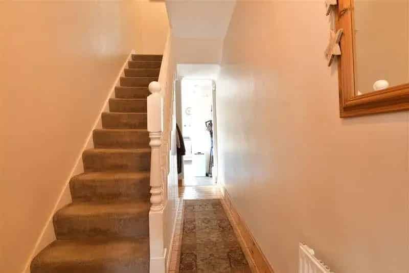 2 Bed House for Sale Ray Lodge Road Family Home Near Tube Station