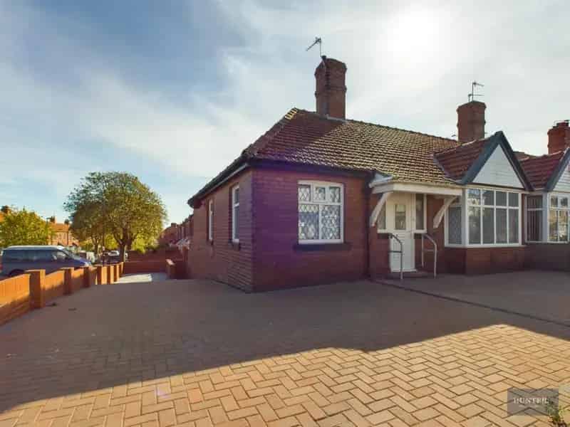 2 bedroom Bungalow
 For Sale 
Total Size: 916 SQ FT