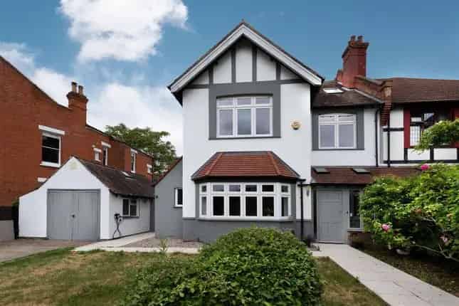 5 Bed Semi Detached House with Annex and Large Garden NW2