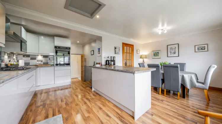 Spacious Detached Villa in Clarkston - 4 Double Bedrooms