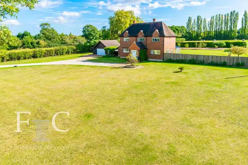 5 Bedroom Detached House with Large Garden and Double Garage