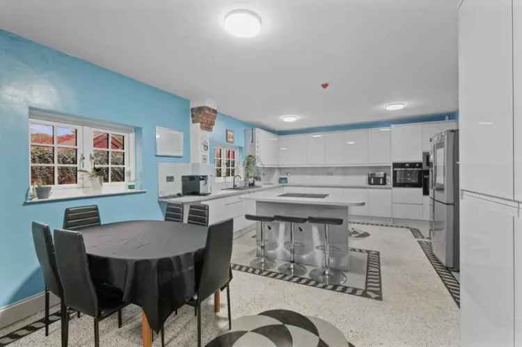 7 Bedroom Detached House For Sale