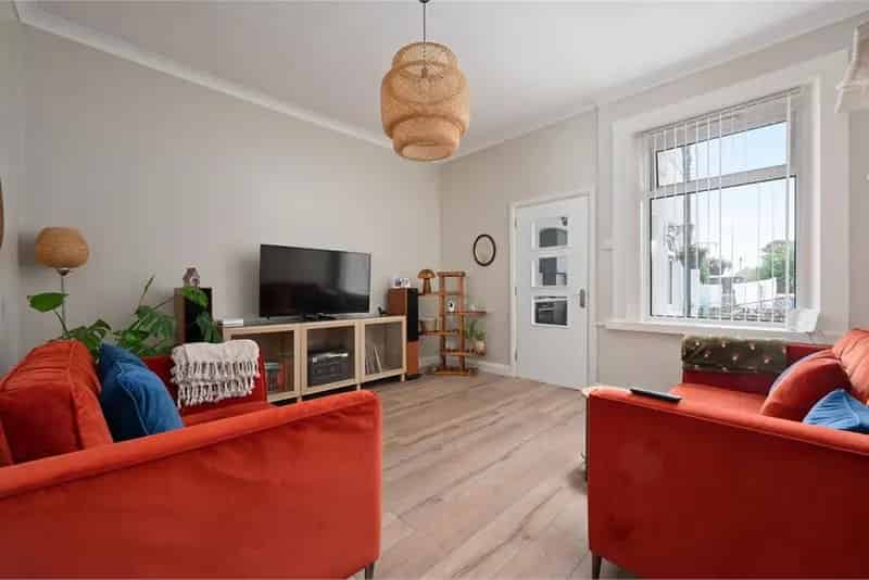 2 Bed Flat - Ground Floor with 1 Reception Room