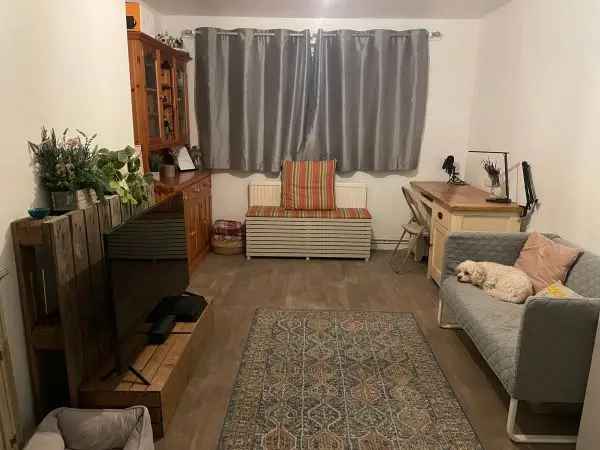 Flat For Rent in Walton-on-Thames, England