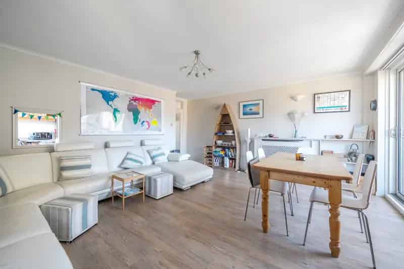 2 Bedroom Seafront Flat for Sale in Hove Kingsway Court