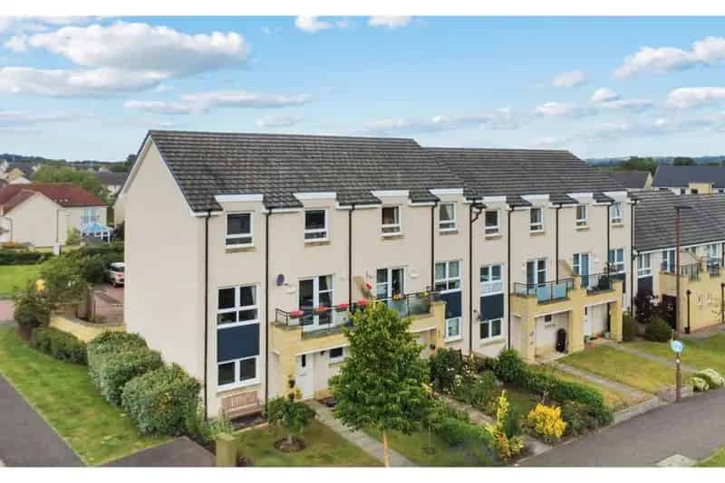 4 Bed Townhouse Bonnyrigg Private Garden Garage Driveway