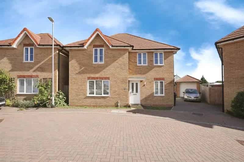 Modern 4-Bedroom Detached House in Aylesham