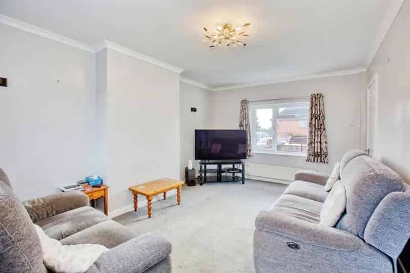 4 Bedroom House with 2 Garages and Large Garden
