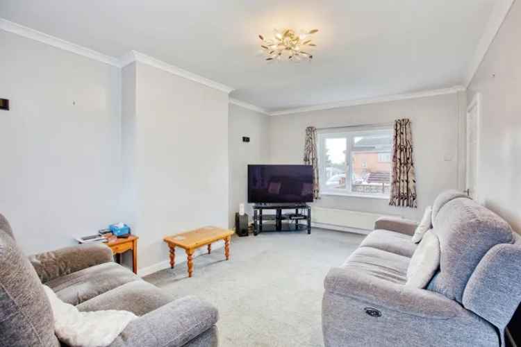 4 Bedroom House with 2 Garages and Large Garden