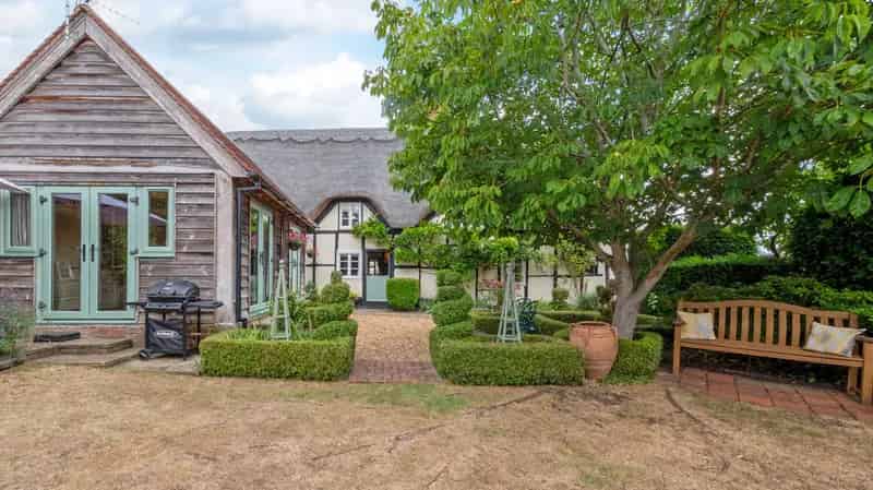 Grade II Listed 16th Century Cottage 3 Bedrooms Buckingham