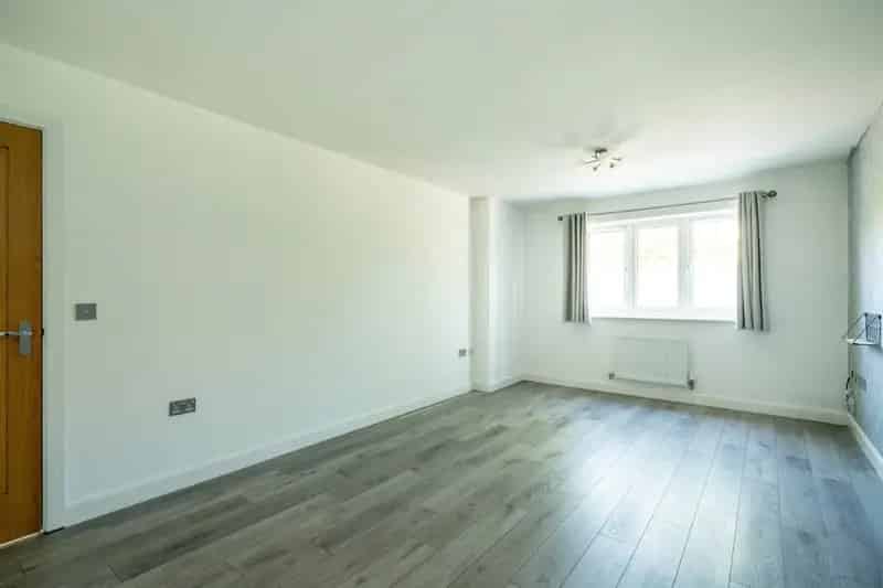 Modern 4-Bed Family Home Near Amenities and Transport Links