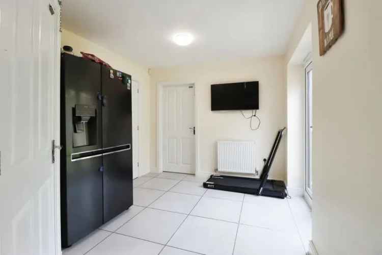Four Bedroom Detached House with Garage in Rothwell