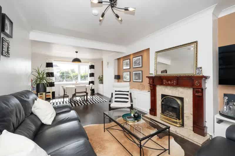 3 Bedroom Semi-Detached House with Garden Cabin