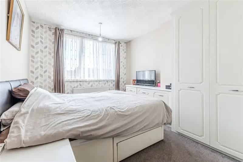 3 Bedroom Semi-Detached House with Garden and Parking