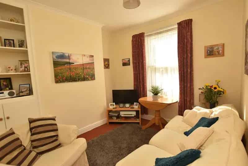 2 Bed House for Sale Modernized Mid Terrace House with Garden