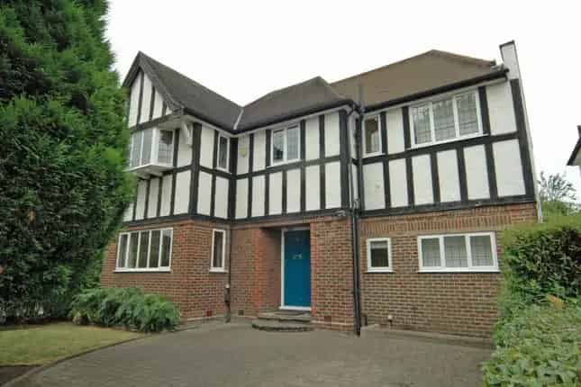 Detached House for Sale in Corringway Ealing W5