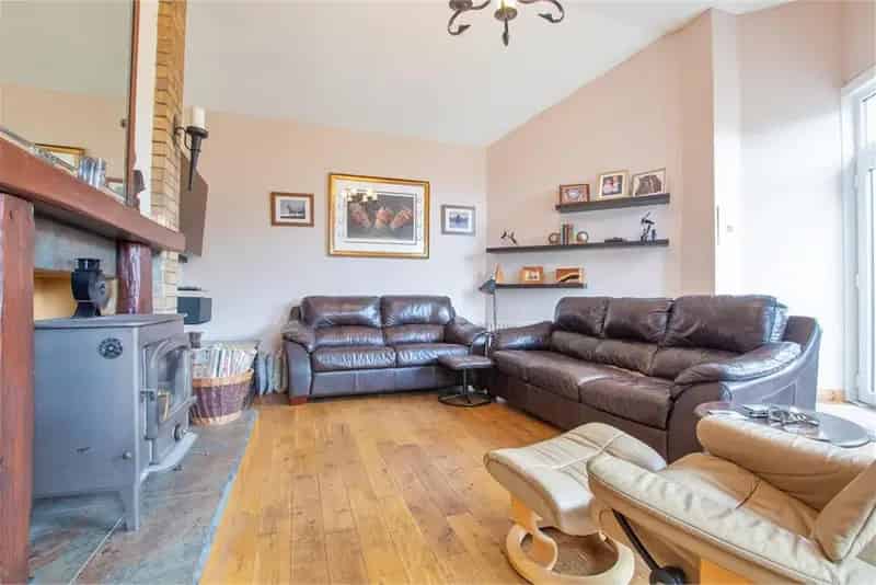 5 Bed Detached House Near Beith - Spacious Family Home