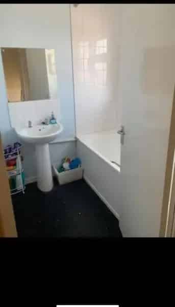 2 Bed First Floor Maisonette Near Park Schools Shops