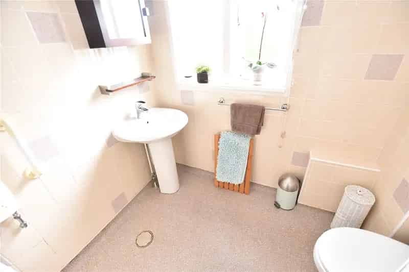 Semi Detached House For Cash Buyers Near Leeds LS14