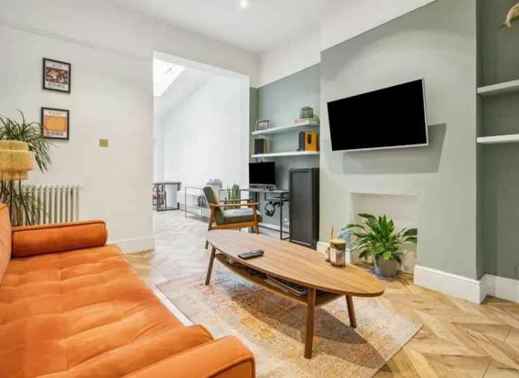 Flat For Sale in London, England