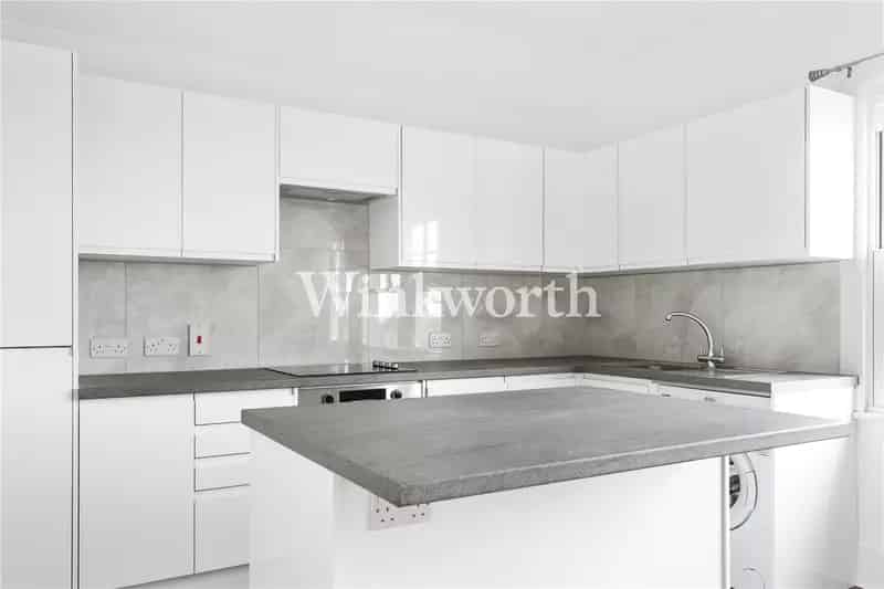 2 Bedroom Flat Apartment in Palmers Green London
