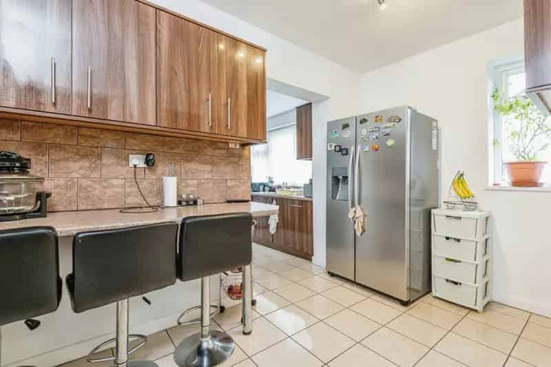 Three Bedroom Detached House with Garage and Ample Parking