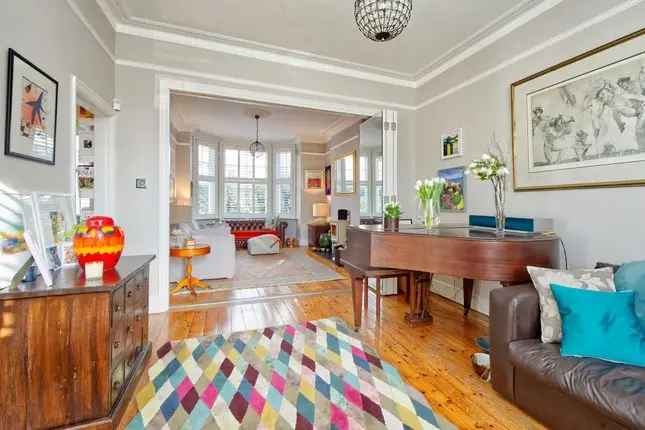 2 Bedroom Garden Flat for Sale in North Kensington W10