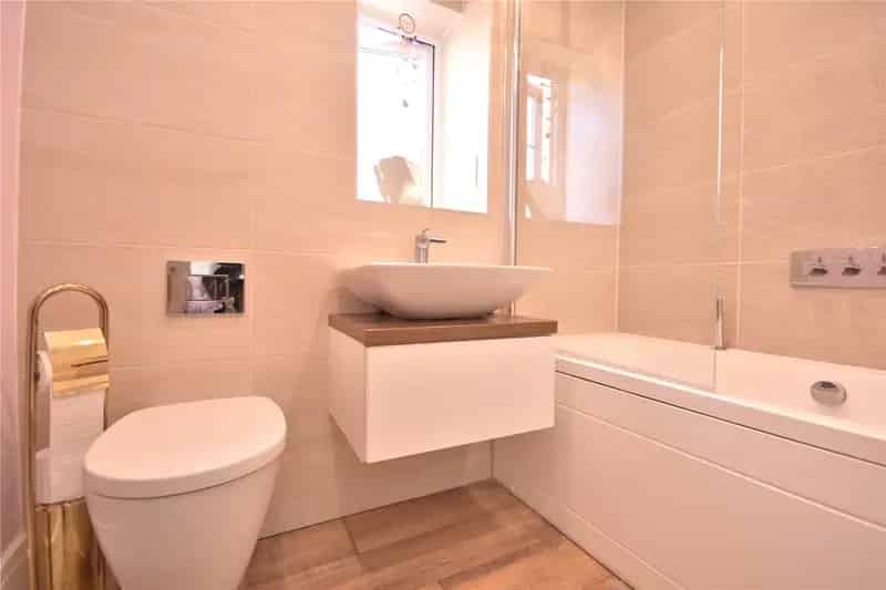 4 Bed Detached House With Modern Kitchen and EVCP
