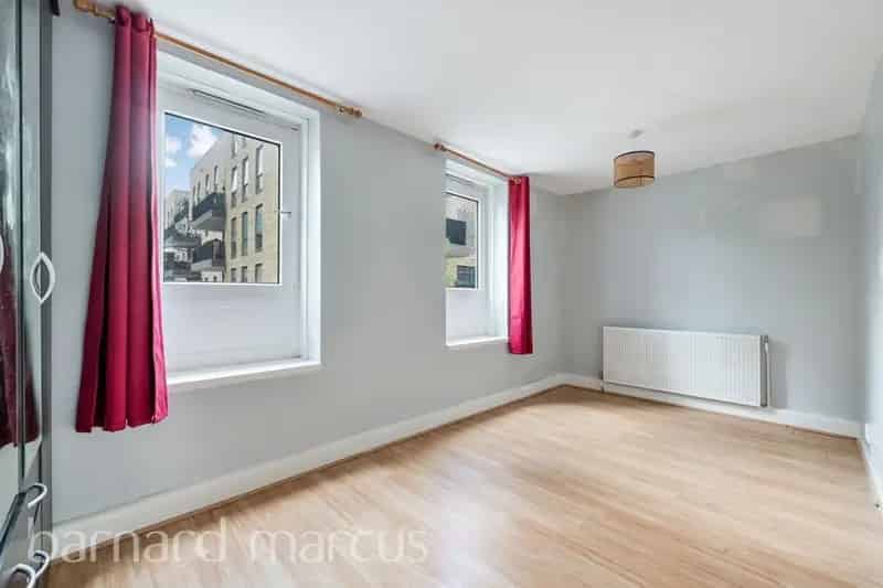 3-Level Peckham Apartment Near Stations Zero Deposit