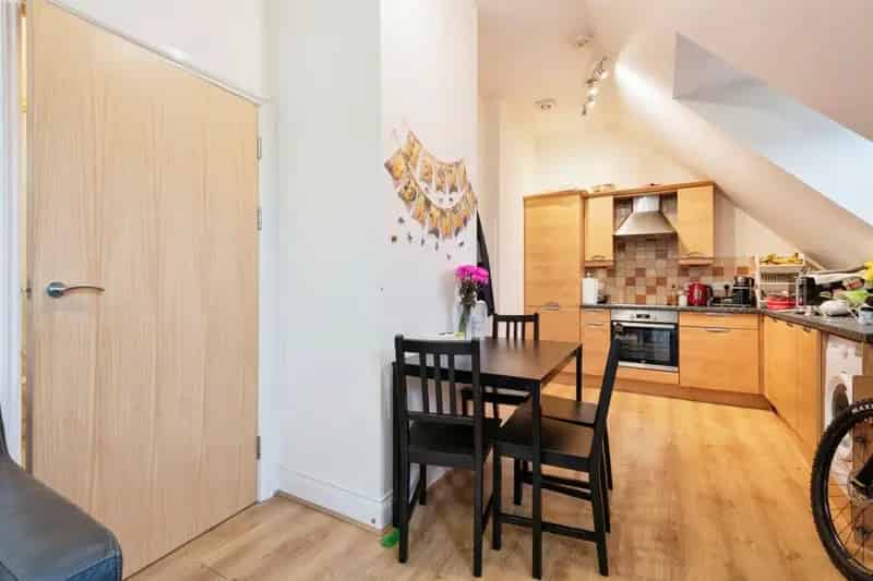 Spacious 2-Bed Apartment Royston Town Centre Parking Ensuite