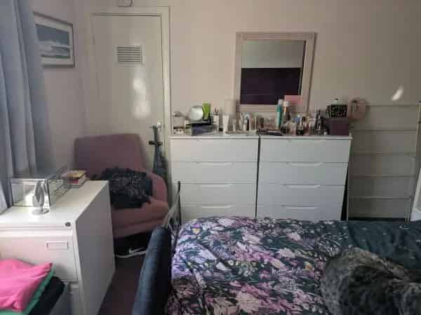 3 Bed Mid Terrace House Near Shops and Schools