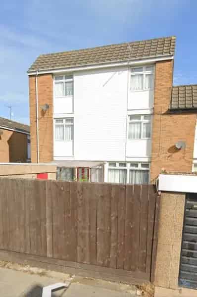 4 Bedroom Semi-Detached House with Garden