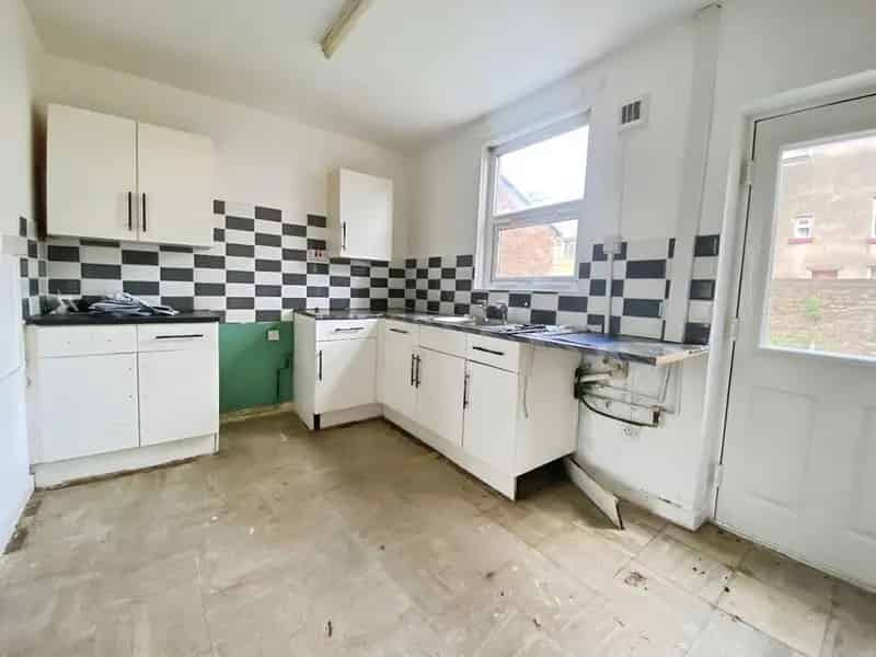 3 Bedroom Mid Terrace House For Sale