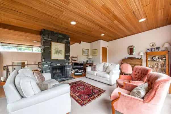 Spacious Family Home with Indoor Pool and Large Gardens Near Schools