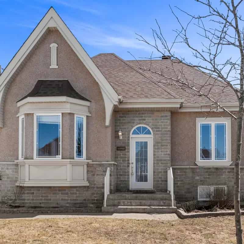 4 Bedroom House with Renovated Kitchen and Pool