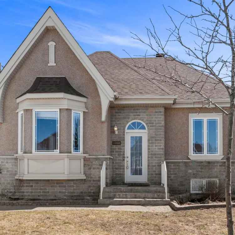 4 Bedroom House with Renovated Kitchen and Pool