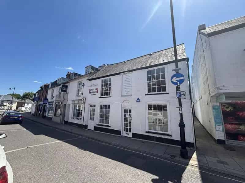Romsey Retail Property with Parking and Excellent Transport Links