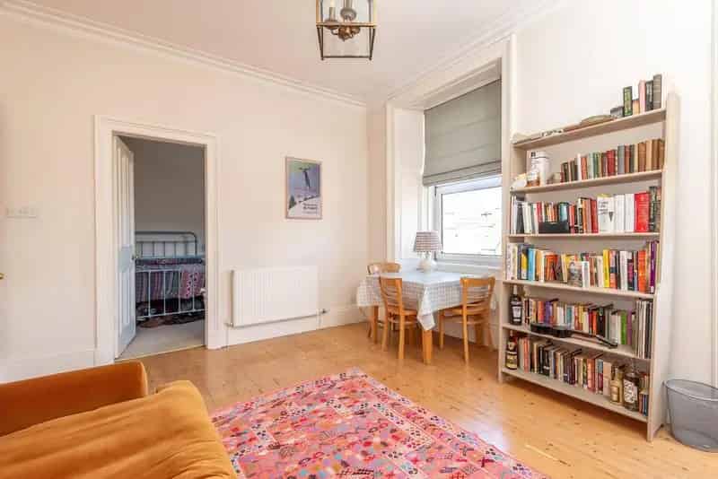 2 Bedroom Apartment to Rent in Comely Bank Edinburgh