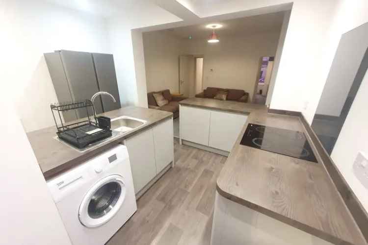4-Bed House with 2 Shower Rooms and Courtyard Garden