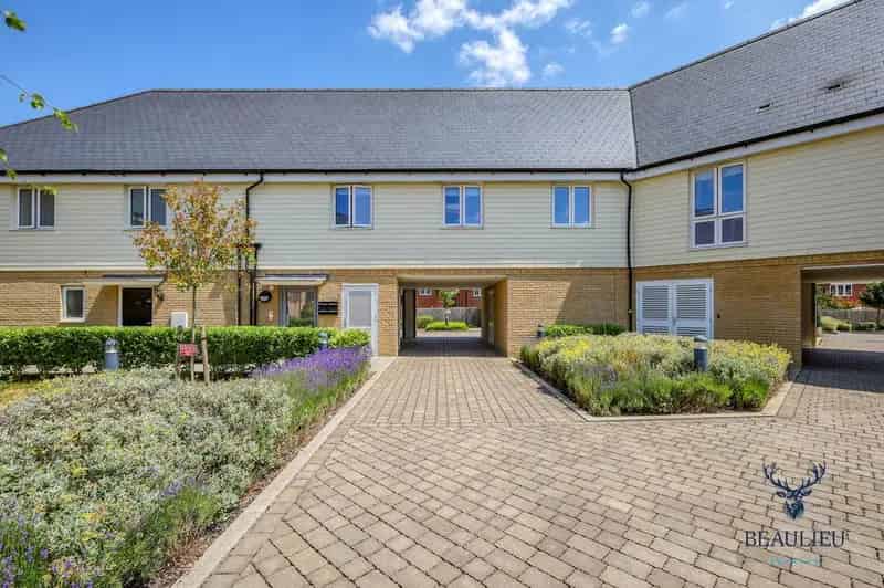 Spacious 2-Bedroom Apartment with Car Port Near Chelmsford